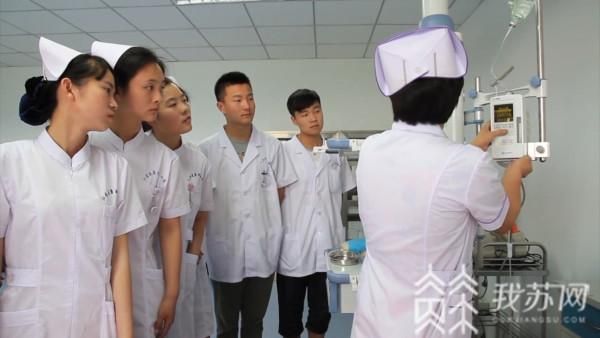 镇江江滨医院与四院本科护士月薪是多少？镇江市高等专科学校护理专业分数线